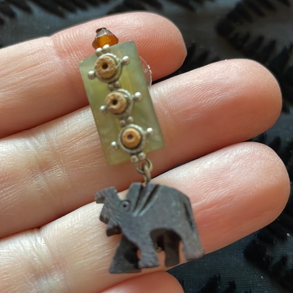 Vintage wood and resin elephant tribal earrings. - Picture 3 of 4